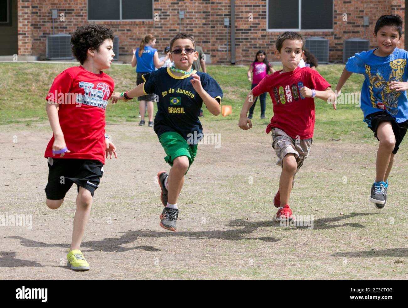 Austin Texas Etats-Unis, 12 avril 2014: Les enfants participent à la santé et le fitness salon organisé par une organisation à but non lucratif pour enseigner aux parents et aux enfants comment faire de l'exercice et bien manger. L'événement comprenait des courses de pieds, des jeux et des démonstrations par des experts en fitness. ©Marjorie Kamys Cotera/Daemmrich Photographie Banque D'Images