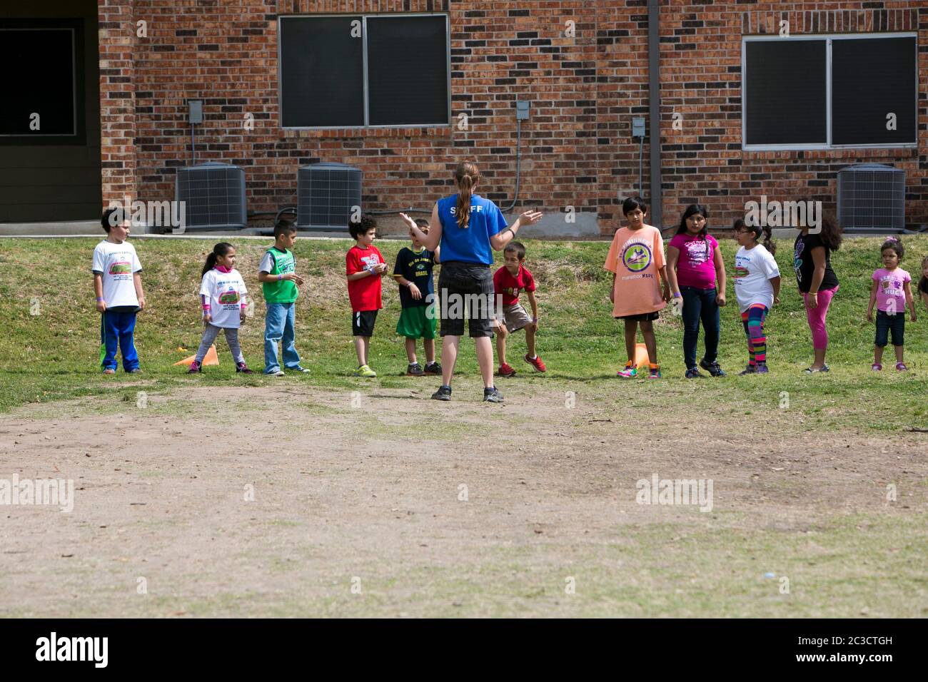 Austin Texas Etats-Unis, 12 avril 2014: Les enfants participent à la santé et le fitness salon organisé par une organisation à but non lucratif pour enseigner aux parents et aux enfants comment faire de l'exercice et bien manger. L'événement comprenait des courses de pieds, des jeux et des démonstrations par des experts en fitness. ©Marjorie Kamys Cotera/Daemmrich Photographie Banque D'Images