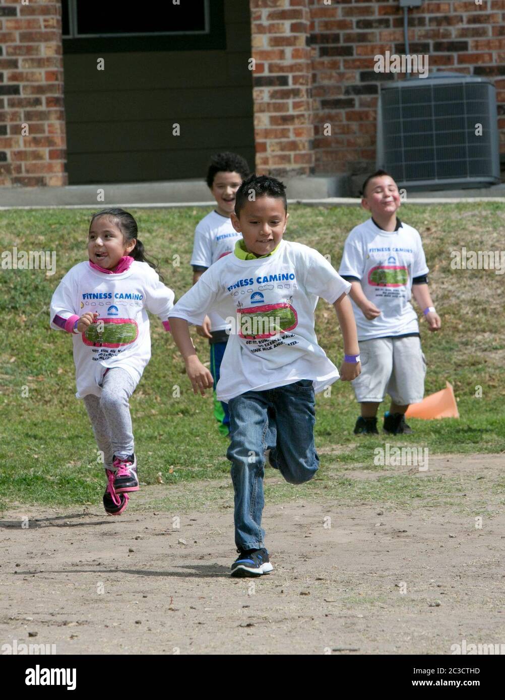 Austin Texas Etats-Unis, 12 avril 2014: Les enfants participent à la santé et le fitness salon organisé par une organisation à but non lucratif pour enseigner aux parents et aux enfants comment faire de l'exercice et bien manger. L'événement comprenait des courses de pieds, des jeux et des démonstrations par des experts en fitness. ©Marjorie Kamys Cotera/Daemmrich Photographie Banque D'Images