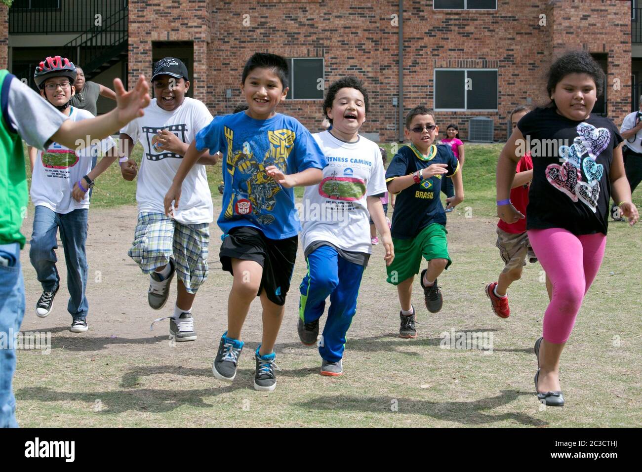 Austin Texas Etats-Unis, 12 avril 2014: Les enfants participent à la santé et le fitness salon organisé par une organisation à but non lucratif pour enseigner aux parents et aux enfants comment faire de l'exercice et bien manger. L'événement comprenait des courses de pieds, des jeux et des démonstrations par des experts en fitness. ©Marjorie Kamys Cotera/Daemmrich Photographie Banque D'Images