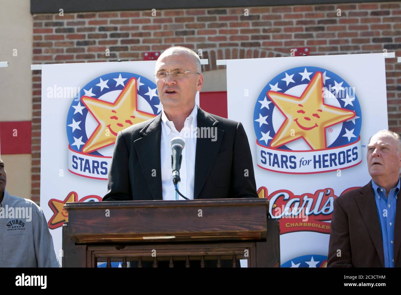 Austin Texas États-Unis, 6 août 2014: Andrew Puzder, PDG de CKE restaurants, la société mère de la chaîne de restauration rapide de Carl Jr., parle lors d'une conférence de presse sur la campagne de l'entreprise Stars for Heroes qui bénéficie aux anciens combattants militaires. ©Marjorie Kamys Cotera/Daemmrich Photographie Banque D'Images