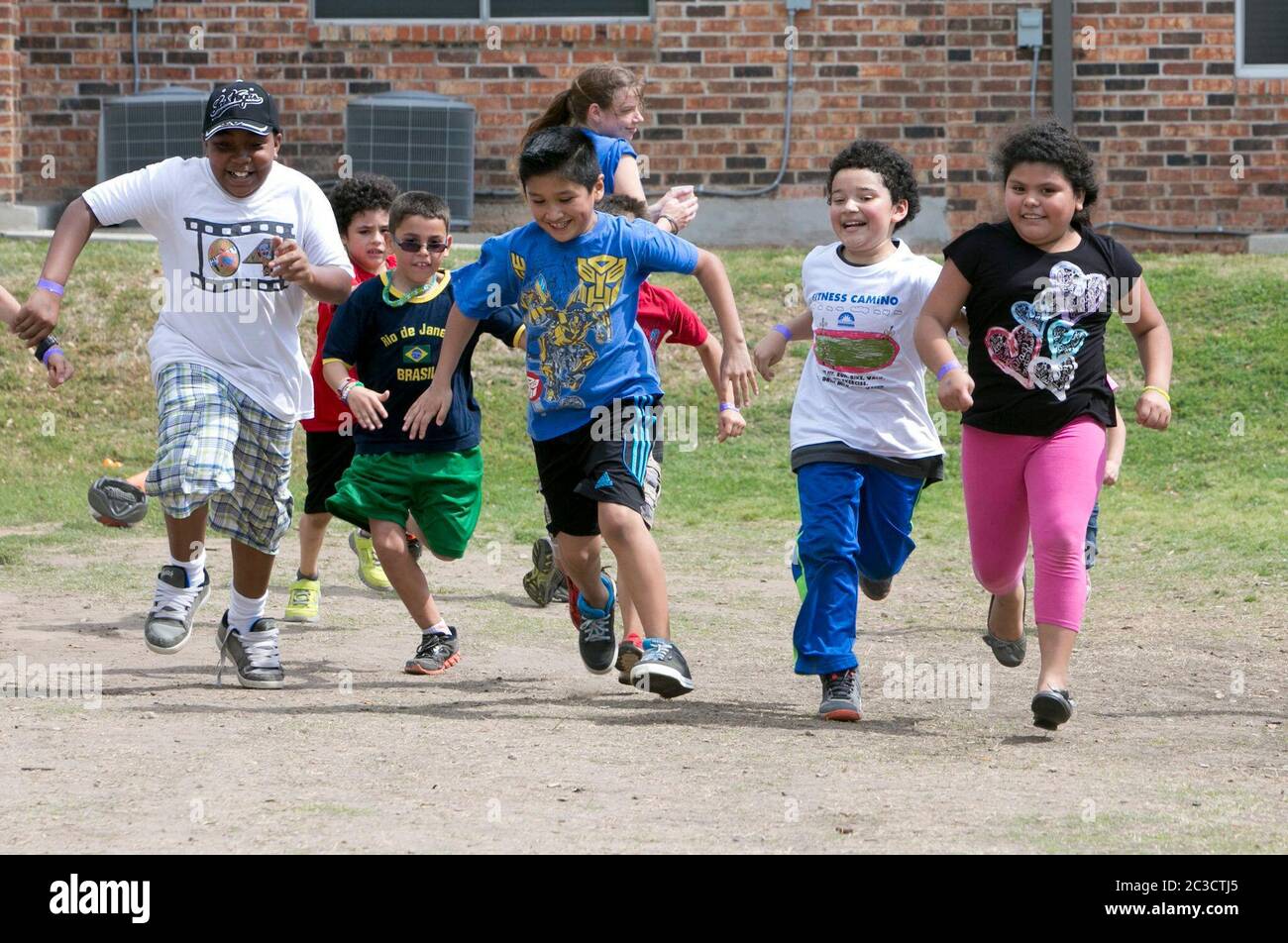 Austin Texas Etats-Unis, 12 avril 2014: Les enfants participent à la santé et le fitness salon organisé par une organisation à but non lucratif pour enseigner aux parents et aux enfants comment faire de l'exercice et bien manger. L'événement comprenait des courses de pieds, des jeux et des démonstrations par des experts en fitness. ©Marjorie Kamys Cotera/Daemmrich Photographie Banque D'Images
