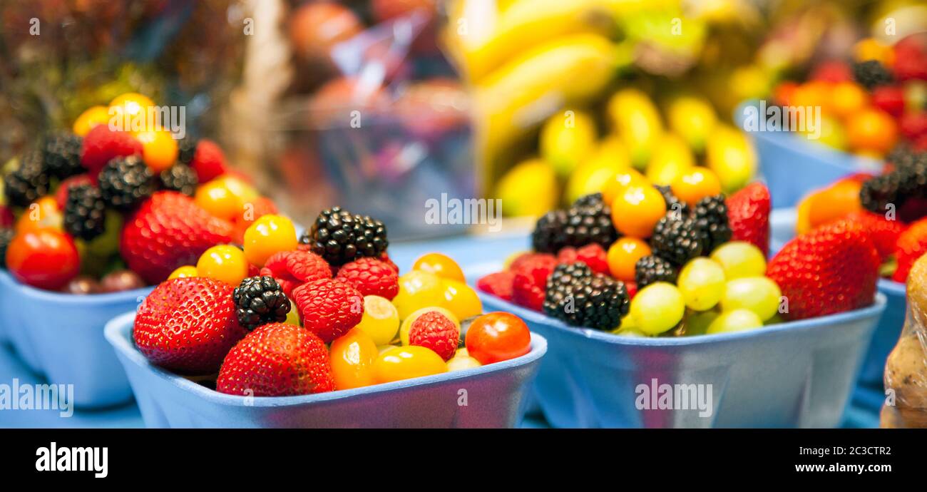 Baies et Fruits dans un marché public de Vancouver Canada Banque D'Images