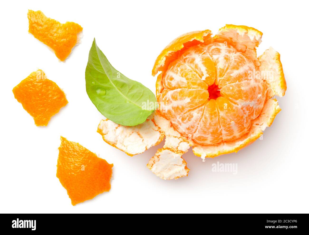 Mandarine pelée isolée sur fond blanc. Orange, mandarine, clémentine. Plat, vue du dessus Banque D'Images