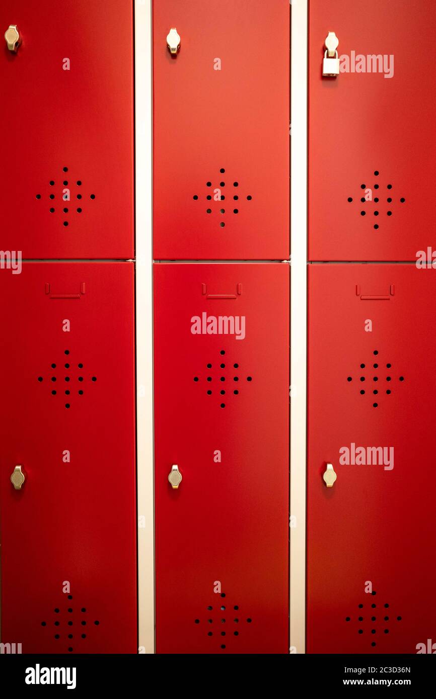 un casier avec six portes rouges dans un hôpital Photo Stock - Alamy