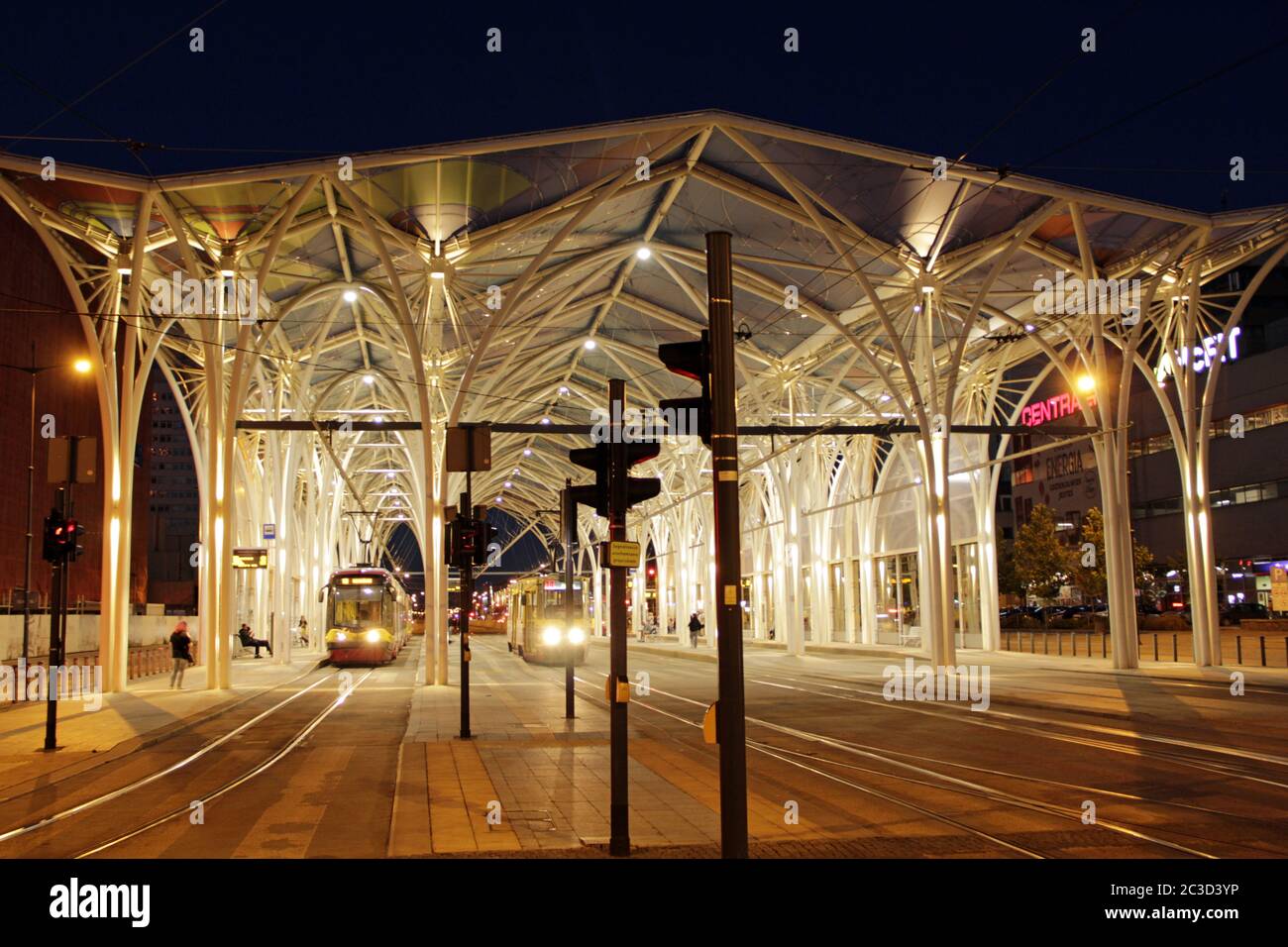 tramway de nuit dans la ville. Tramway rouge Lodz. Tramway moderne qui passe le soir en ville Banque D'Images