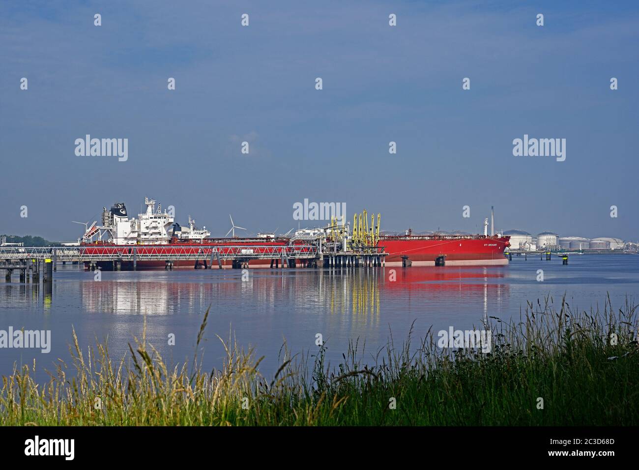 port de rotterdam, pays-bas - 2020.06.17 we : pétrolier brut sti orchard (imo# 9690834) (109999 dwt) déchargeant au terminal 7 de vopak pétroleumshont Banque D'Images
