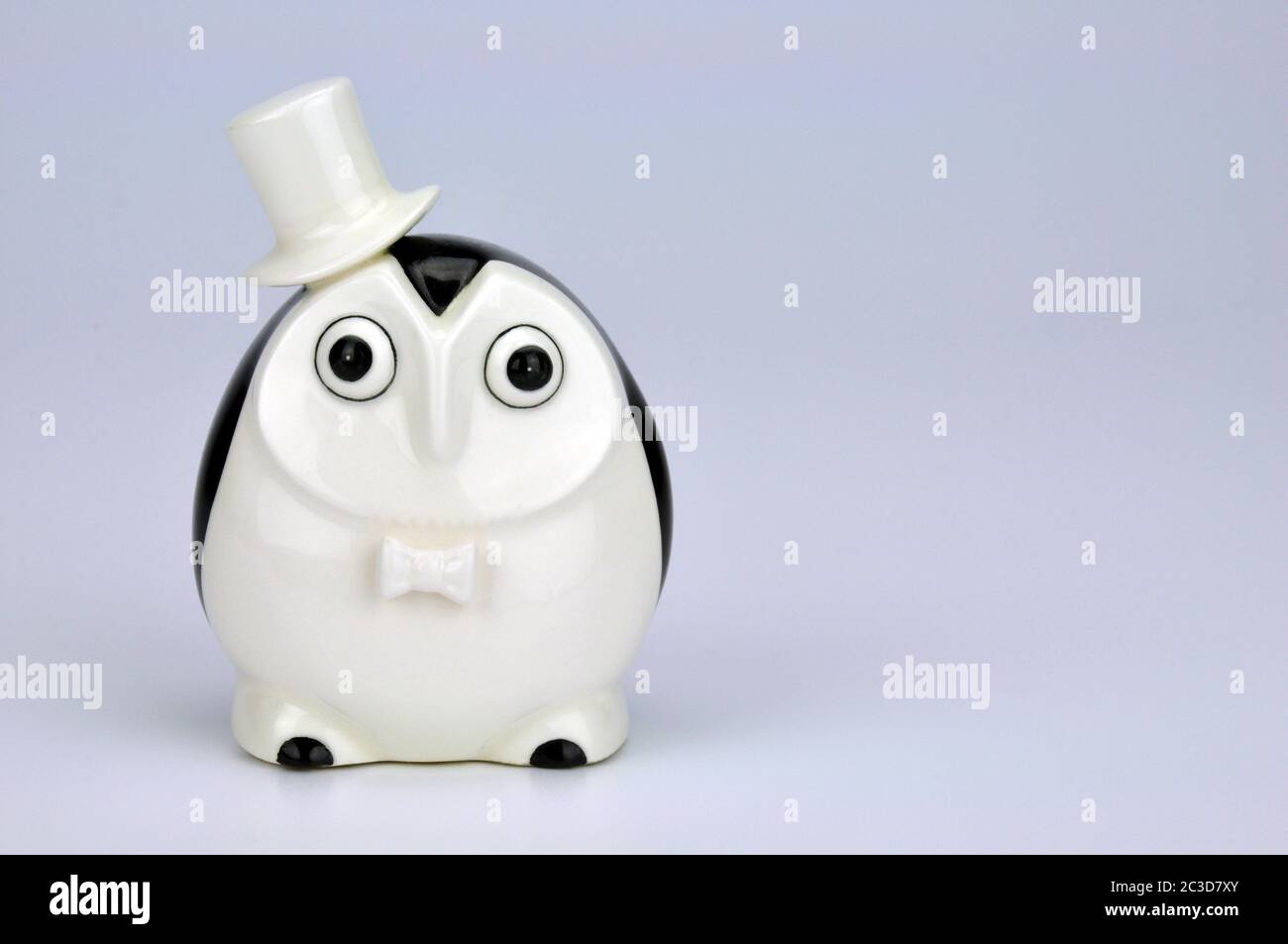 Hibou dans une figurine Tuxedo en porcelaine. Image parfaite pour les événements éducatifs formels. Invitation à la remise des diplômes, bourse d'études et réussite scolaire. Banque D'Images