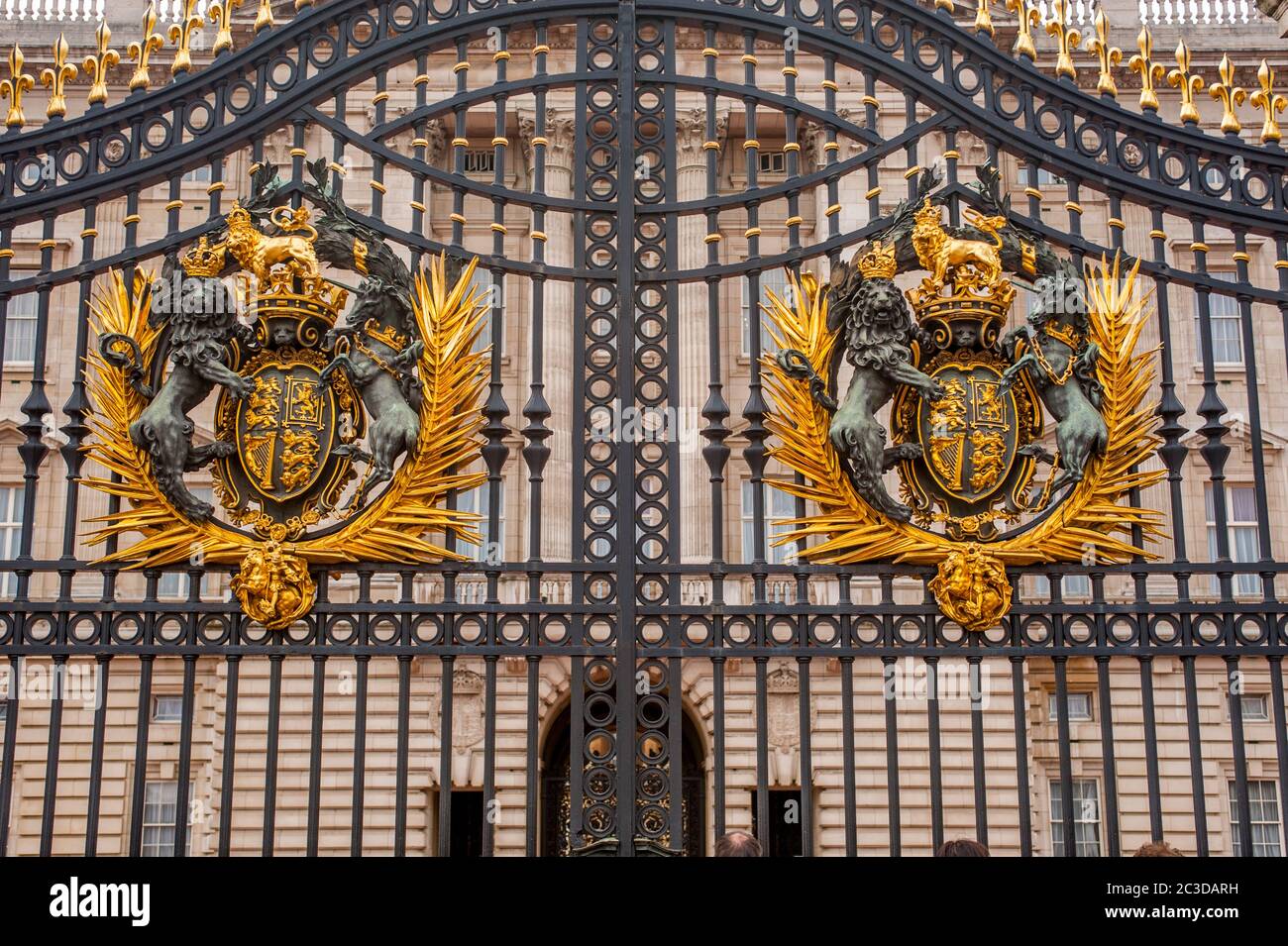 Les armoiries royales sur les portes en fer forgé du palais de Buckingham à Londres, Angleterre, Grande-Bretagne. Banque D'Images