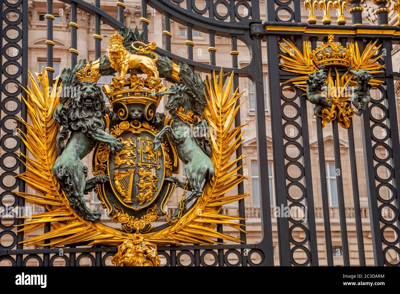 Les armoiries royales sur les portes en fer forgé du palais de Buckingham à Londres, Angleterre, Grande-Bretagne. Banque D'Images