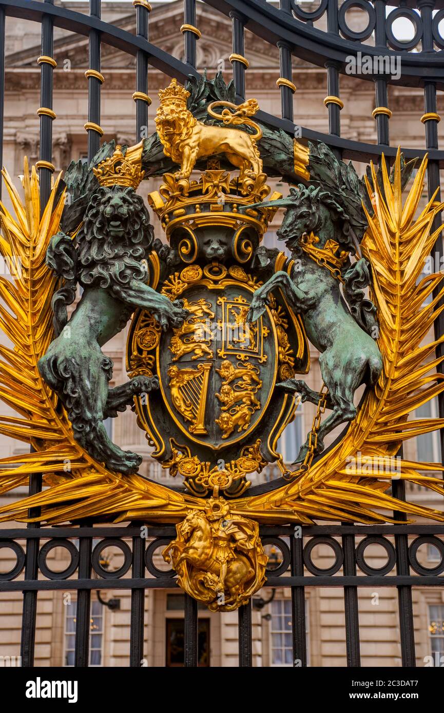Les armoiries royales sur les portes en fer forgé du palais de Buckingham à Londres, Angleterre, Grande-Bretagne. Banque D'Images