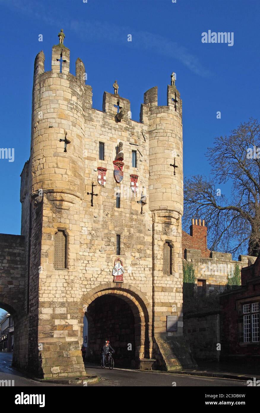 Un gros plan du bar Micklegate le 12 siècle porte et entrée sud de la ville de york avec un cycliste passant l'onu Banque D'Images