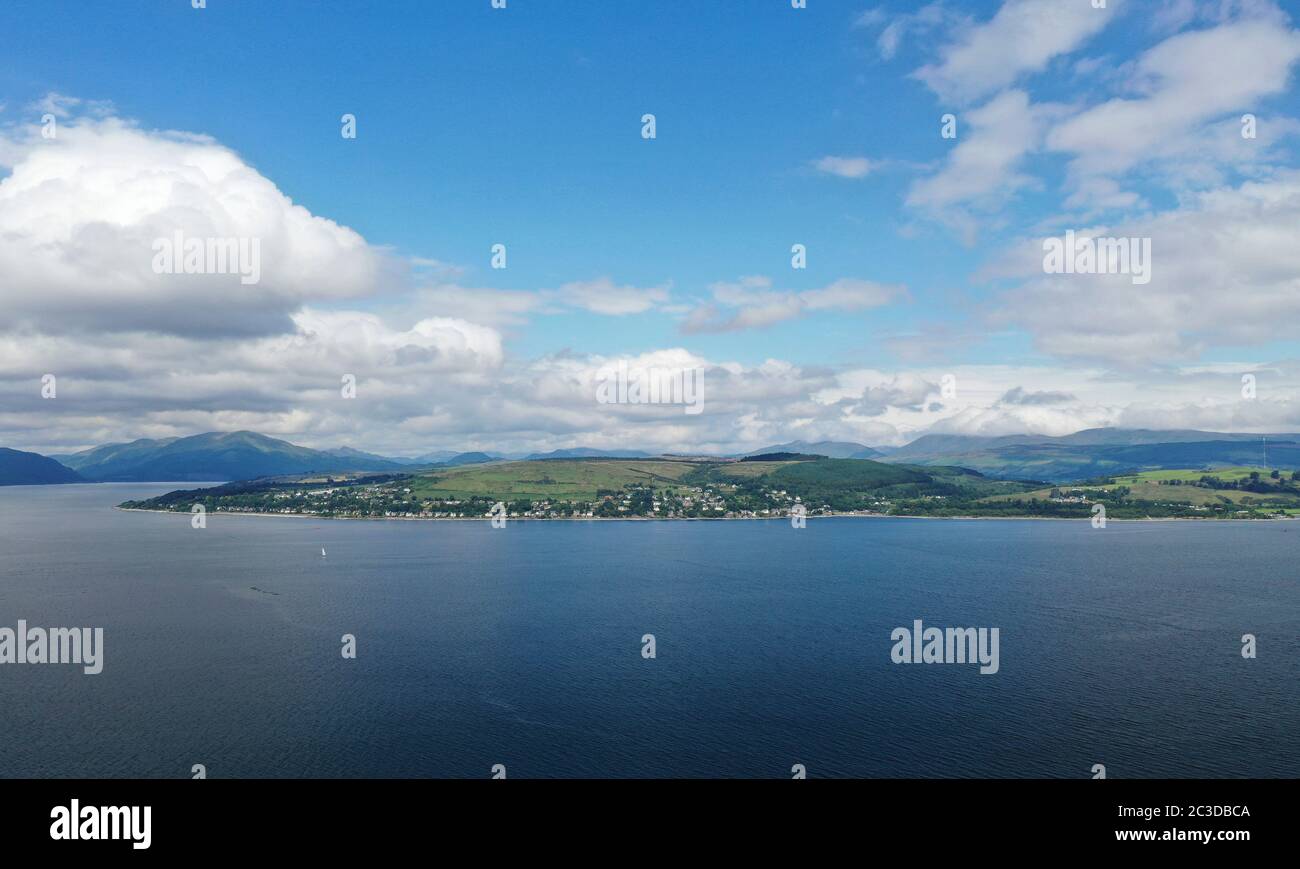 Vue aérienne sur les drones en direction de l'ouest, à travers Firth of Clyde, vers Kilcregga et Loch long Banque D'Images
