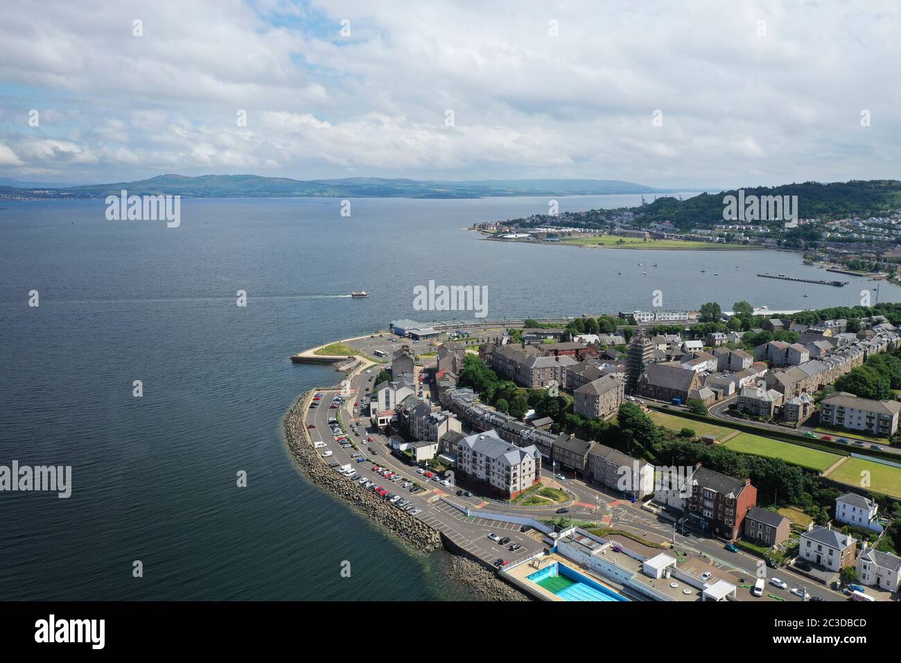 Vue aérienne de Gourock en direction de l'est le long de la rivière Clyde Banque D'Images