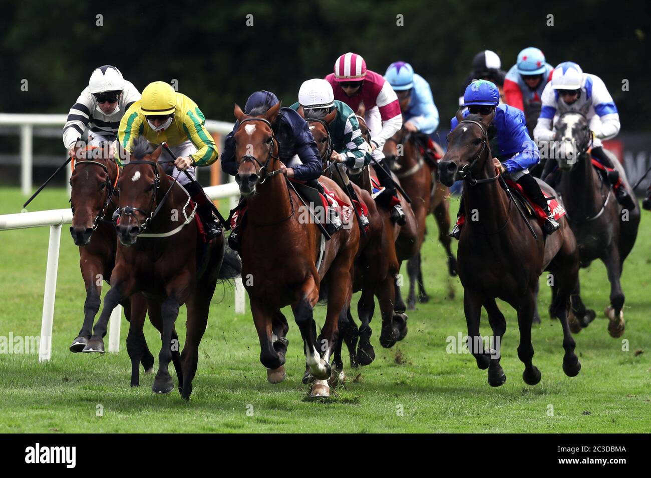 Keats, monté par Seamie Heffernan (troisième à gauche, silks bleu marine), remporte l'EBF des fermes de stalion irlandais à l'hippodrome de Gowran Park. Banque D'Images