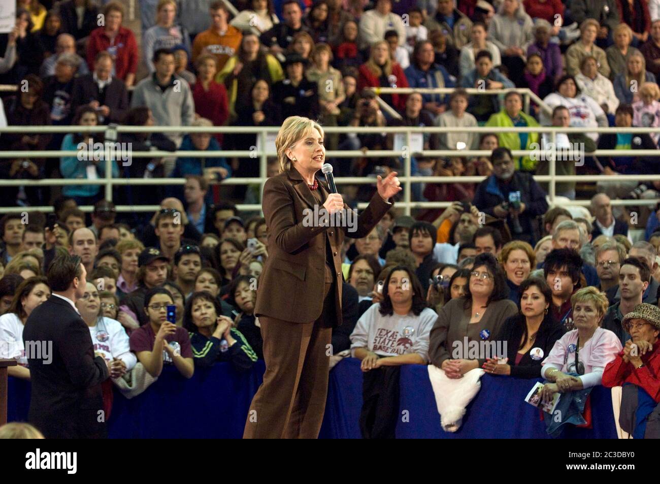 Austin, Texas États-Unis, 3 mars 2008: La sénatrice américaine Hillary Clinton, une candidate de premier plan pour la nomination présidentielle démocrate, s'adresse à une foule enthousiaste la veille des élections primaires du Texas. ©Marjorie Kamys Cotera/Daemmrich Photographie Banque D'Images