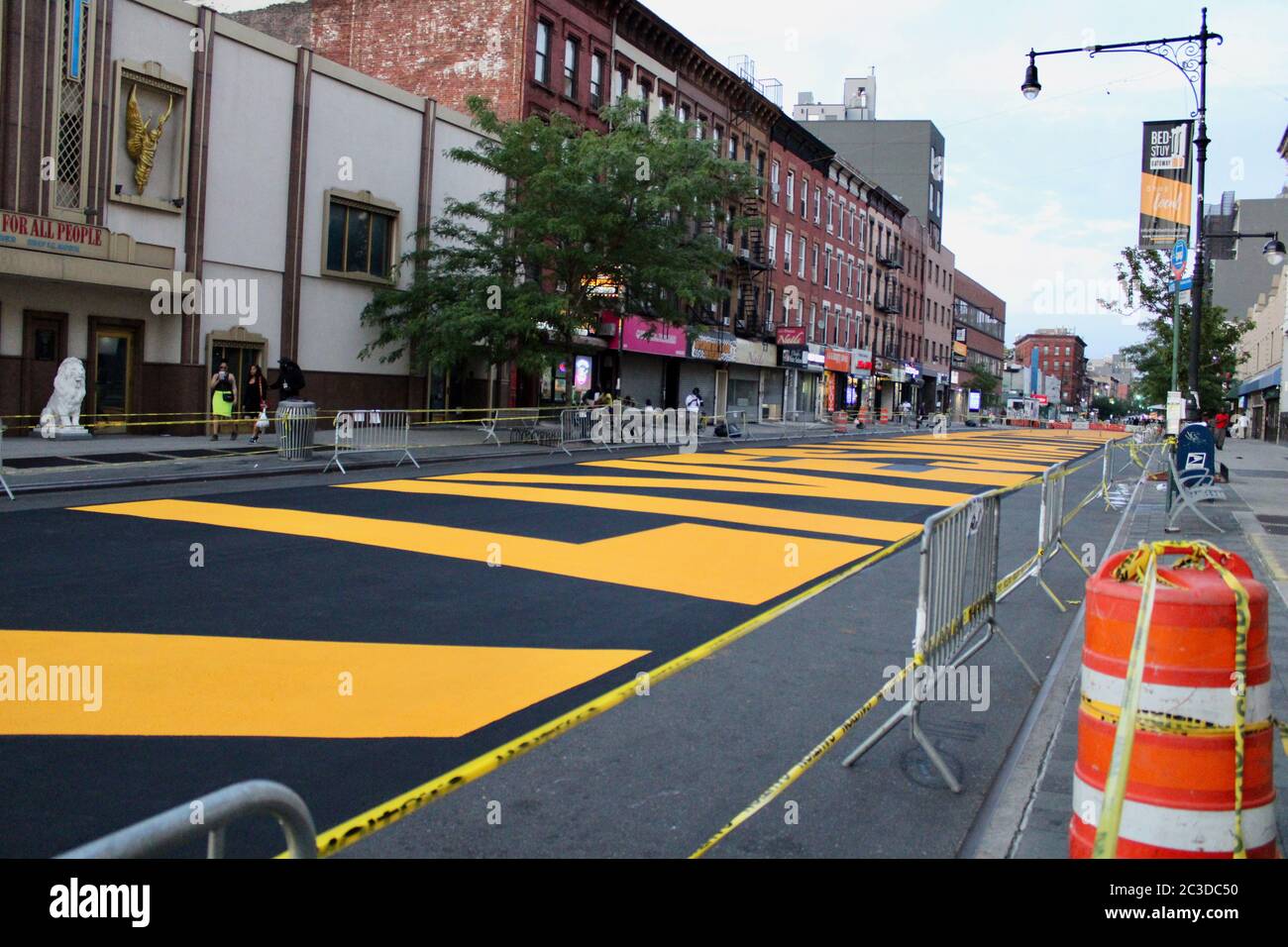 Washington D. C., District de Columbia, États-Unis. 18 juin 2020. La nouvelle Black Lives Matter Street à Brooklyn, New York, sur Folsom : la peinture est encore humide. Crédit : Amy Katz/ZUMA Wire/Alay Live News Banque D'Images