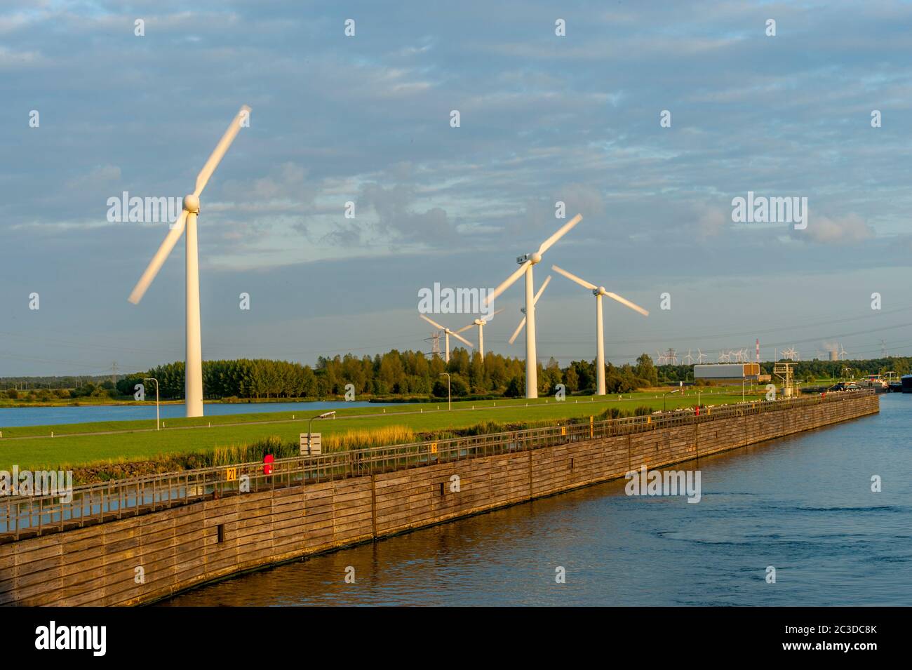 Éoliennes (moulins à vent) près de Hoogerheide, un village du Brabant Nord, pays-Bas, près de la frontière avec la Belgique. Banque D'Images