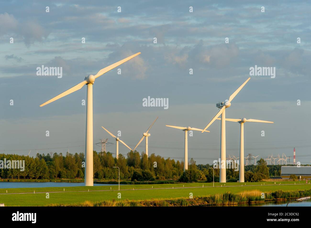 Éoliennes (moulins à vent) près de Hoogerheide, un village du Brabant Nord, pays-Bas, près de la frontière avec la Belgique. Banque D'Images