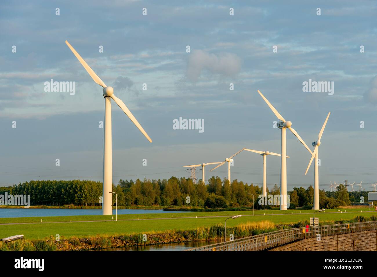 Éoliennes (moulins à vent) près de Hoogerheide, un village du Brabant Nord, pays-Bas, près de la frontière avec la Belgique. Banque D'Images