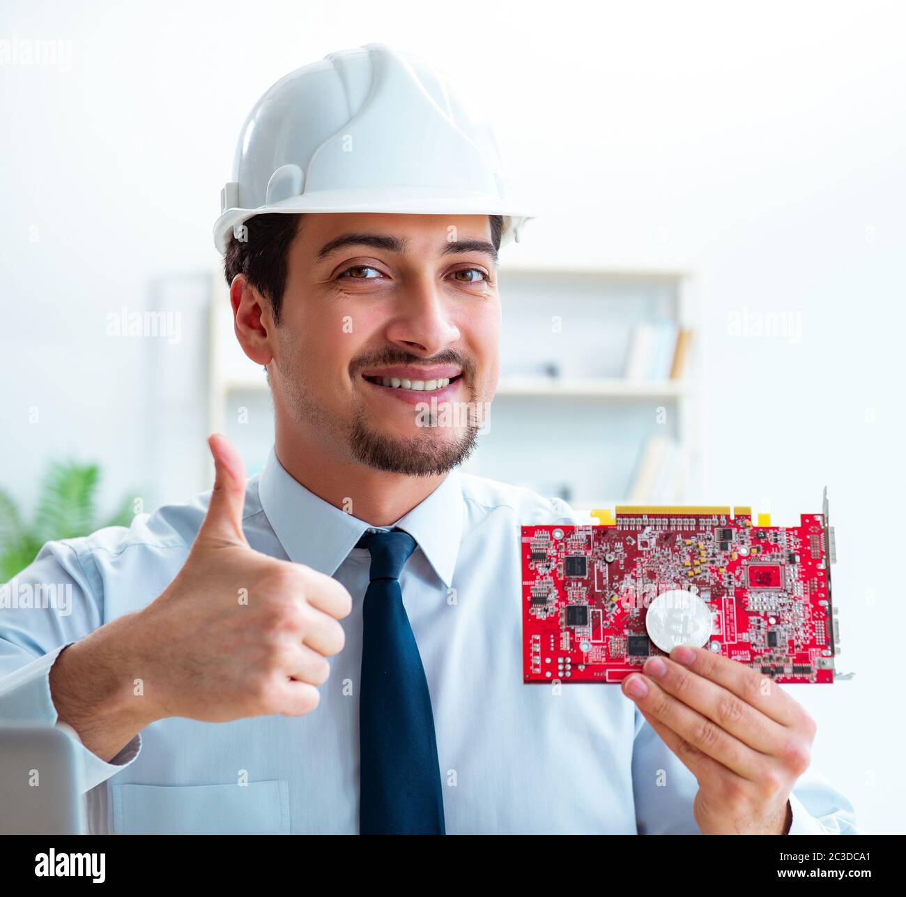 L'homme dans l'entreprise minière bitcoin concept Banque D'Images