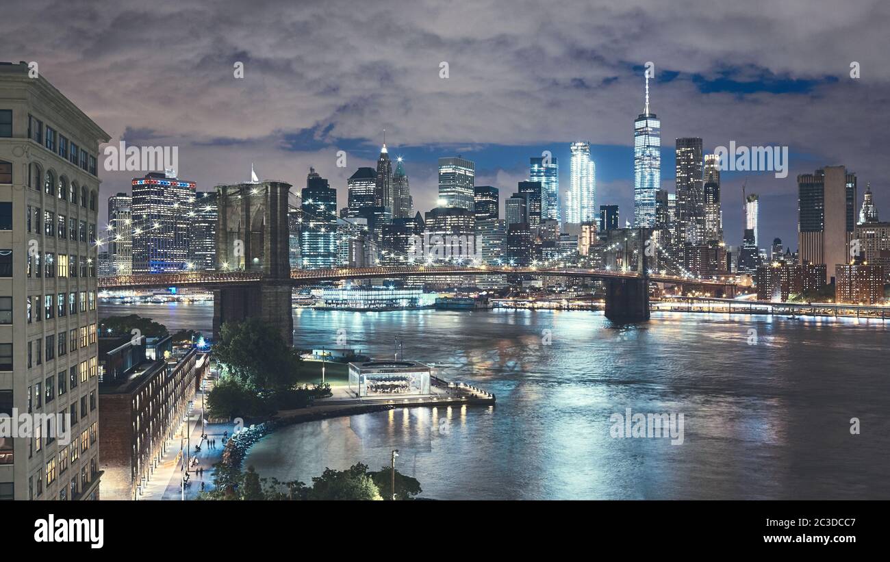 New York Cityscape la nuit, Brooklyn Bridge et Manhattan vus de Brooklyn Dumbo, couleurs appliquées, États-Unis. Banque D'Images