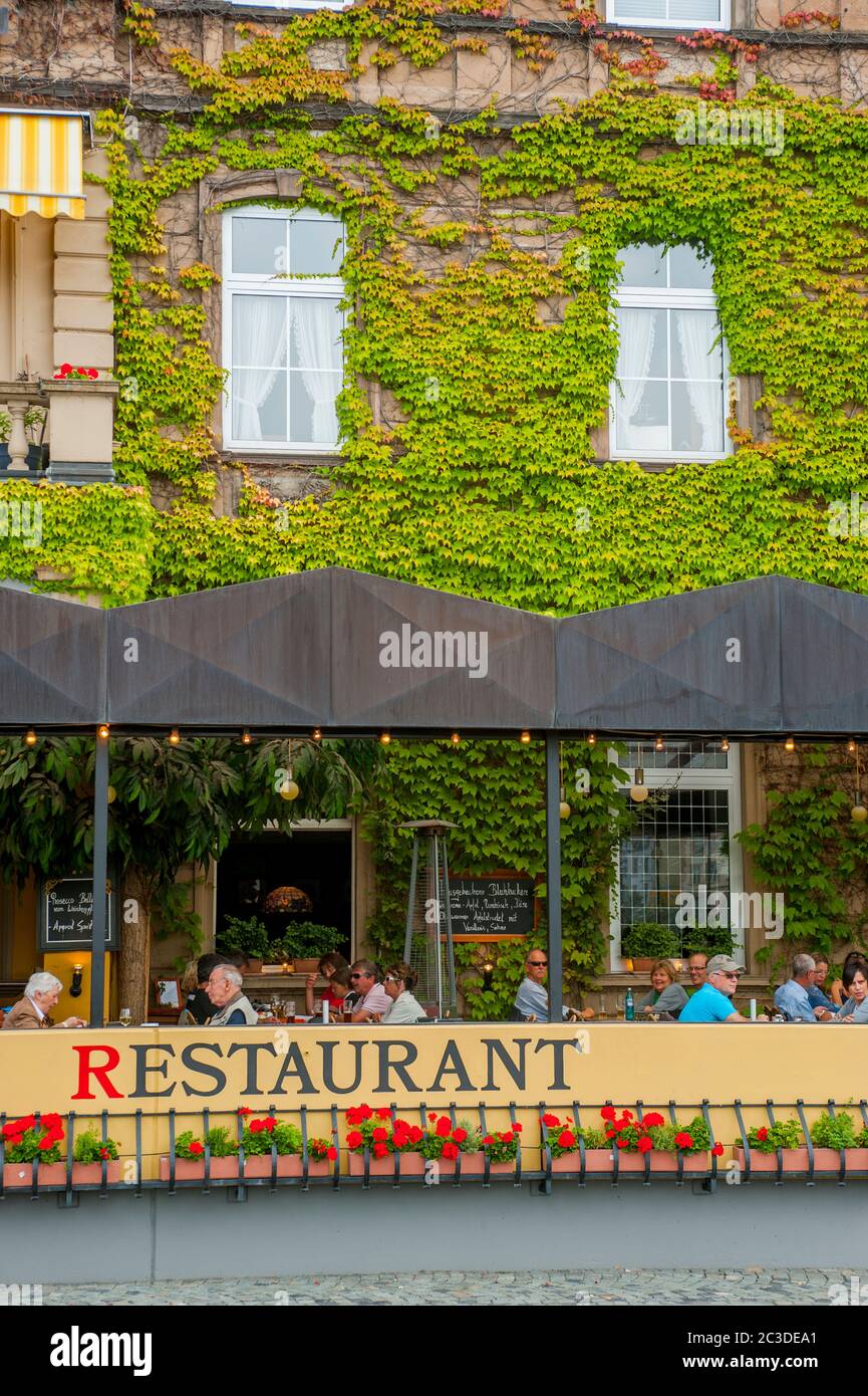 Les gens dans un restaurant-terrasse dans la ville de Bernkastel sur la rivière Mosel dans le district de Cochem-Zell en Rhénanie-Palatinat, Allemagne. Banque D'Images