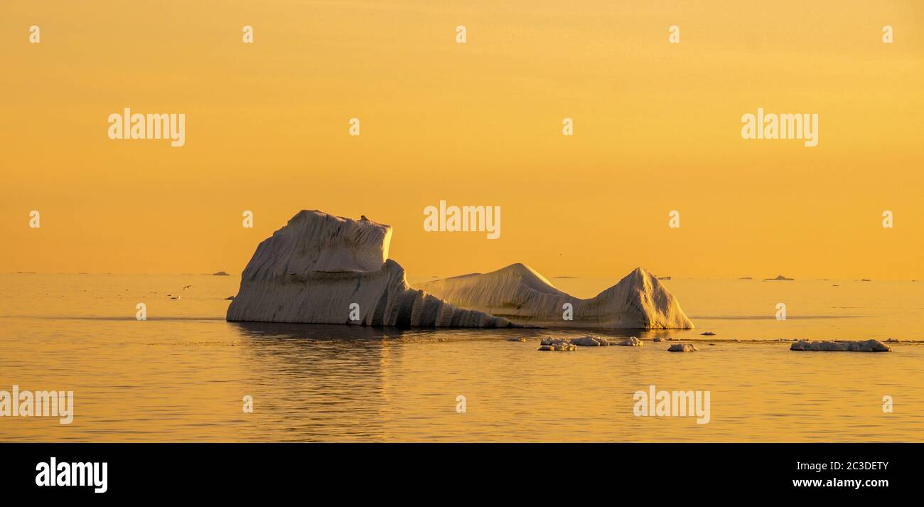 Icebergs du Groenland flottant dans la baie de Disko. Banque D'Images