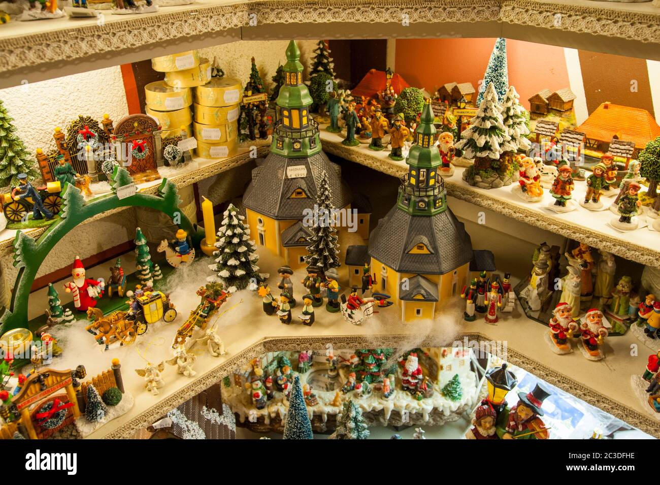 Décorations de Noël à vendre dans un magasin de Noël à Boppard, une ville sur le Rhin en Allemagne. Banque D'Images