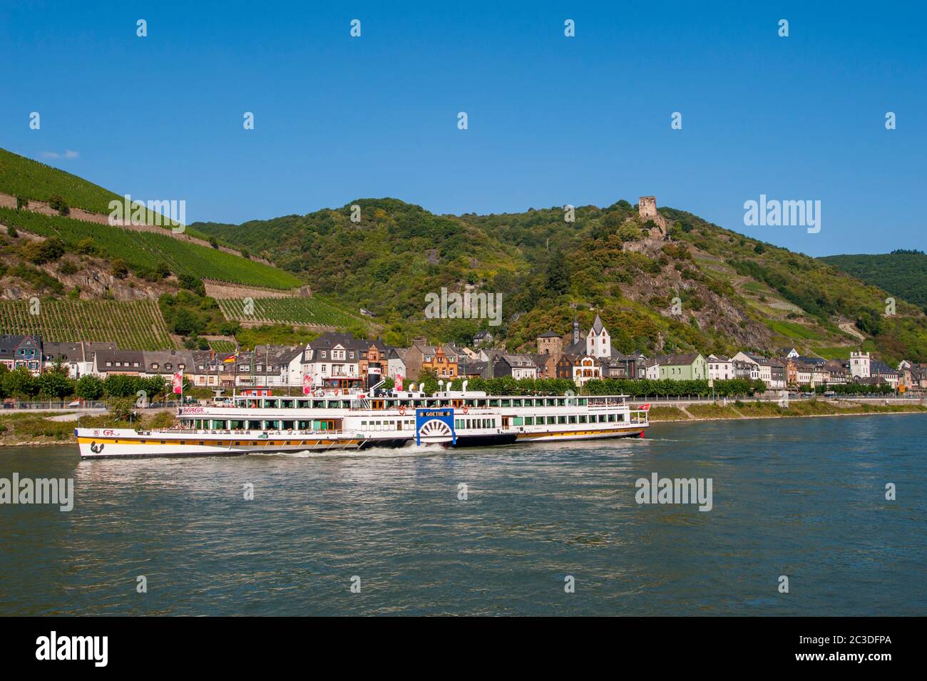 Vue sur la ville de Kaub et le château de Gutenfels au-dessus du Rhin en Allemagne. Banque D'Images