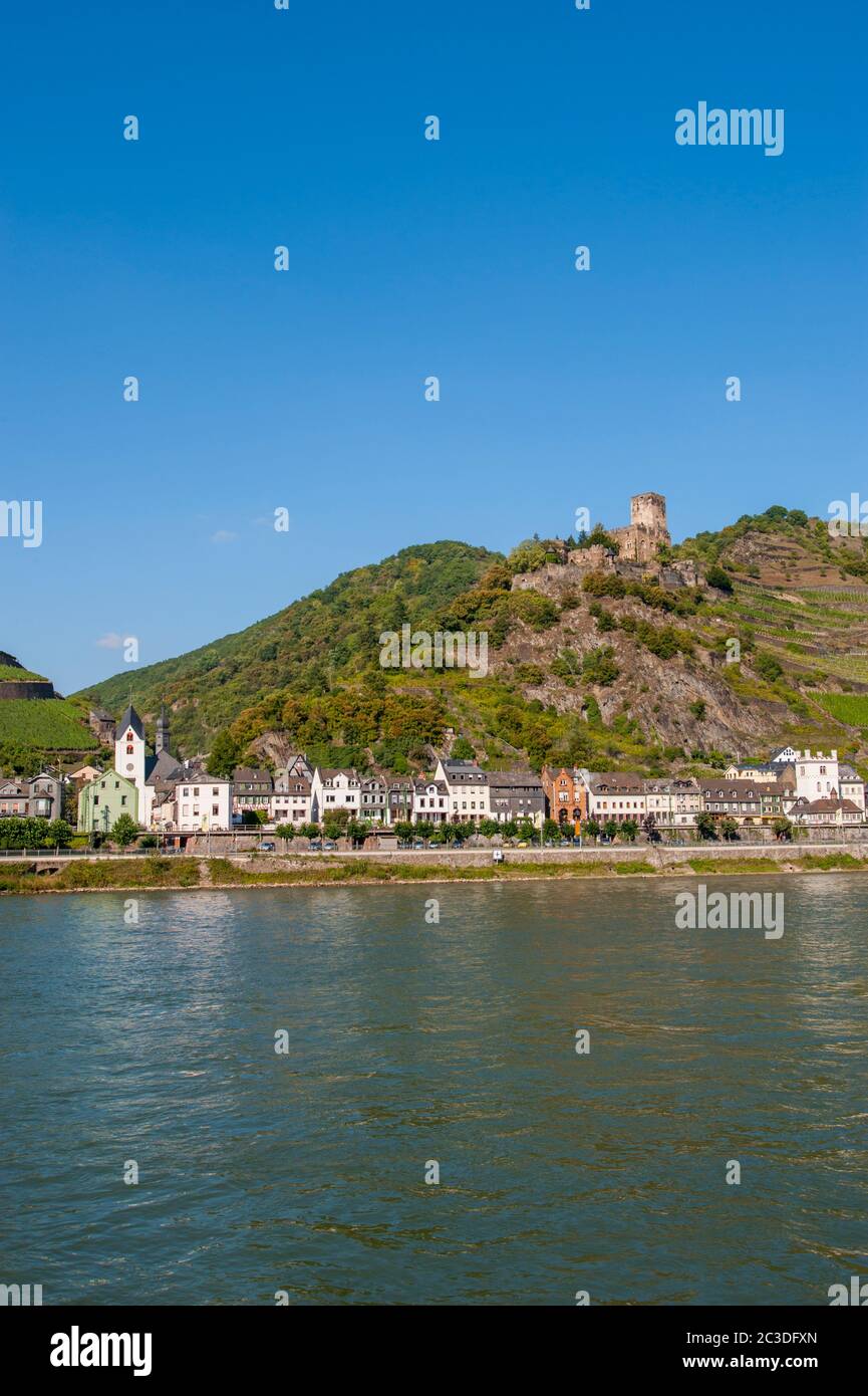 Vue sur la ville de Kaub et le château de Gutenfels au-dessus du Rhin en Allemagne. Banque D'Images