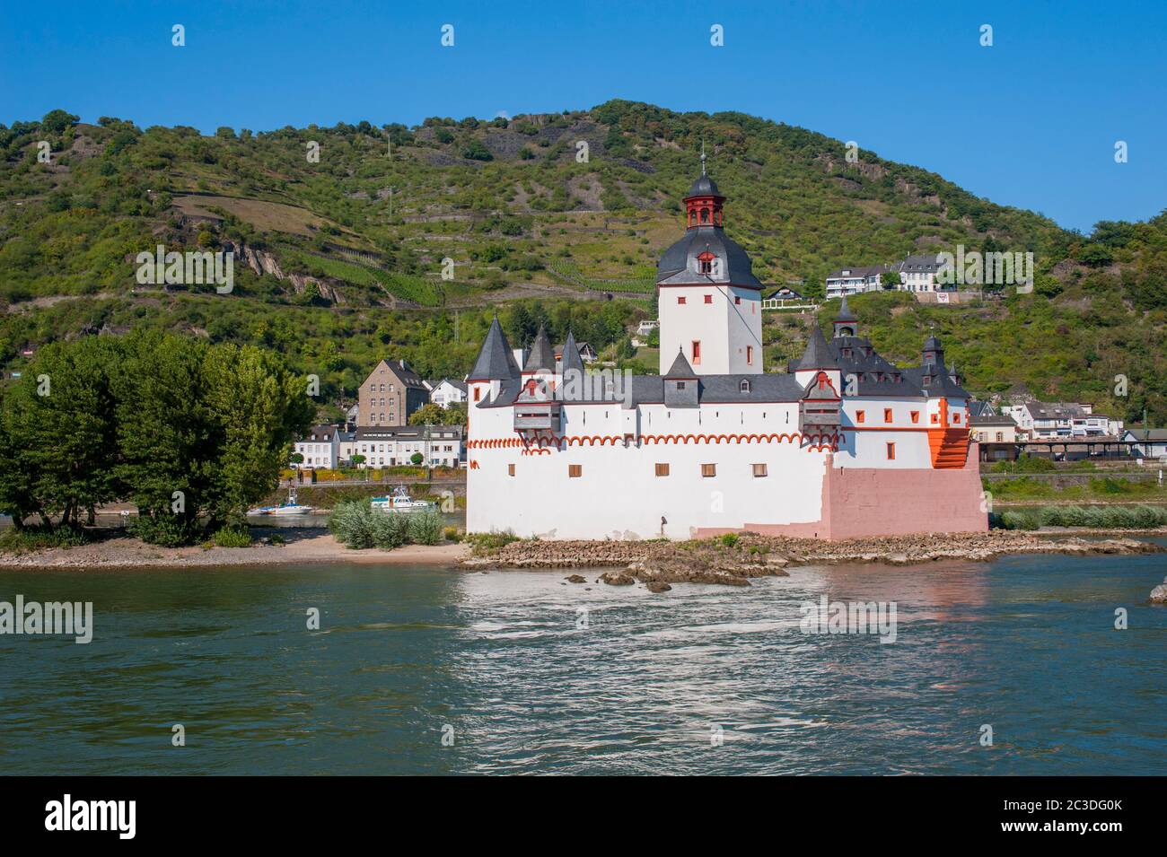 Vue sur le château de Pfalzgrafenstein (utilisé pour collecter les péages des navires) construit sur une île du Rhin en Allemagne. Banque D'Images