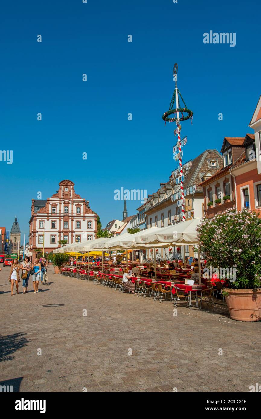 Le marché avec des restaurants-terrasses et l'ancienne monnaie sur la rue Maximilian à Speyer, une ville sur le Rhin en Allemagne. Banque D'Images