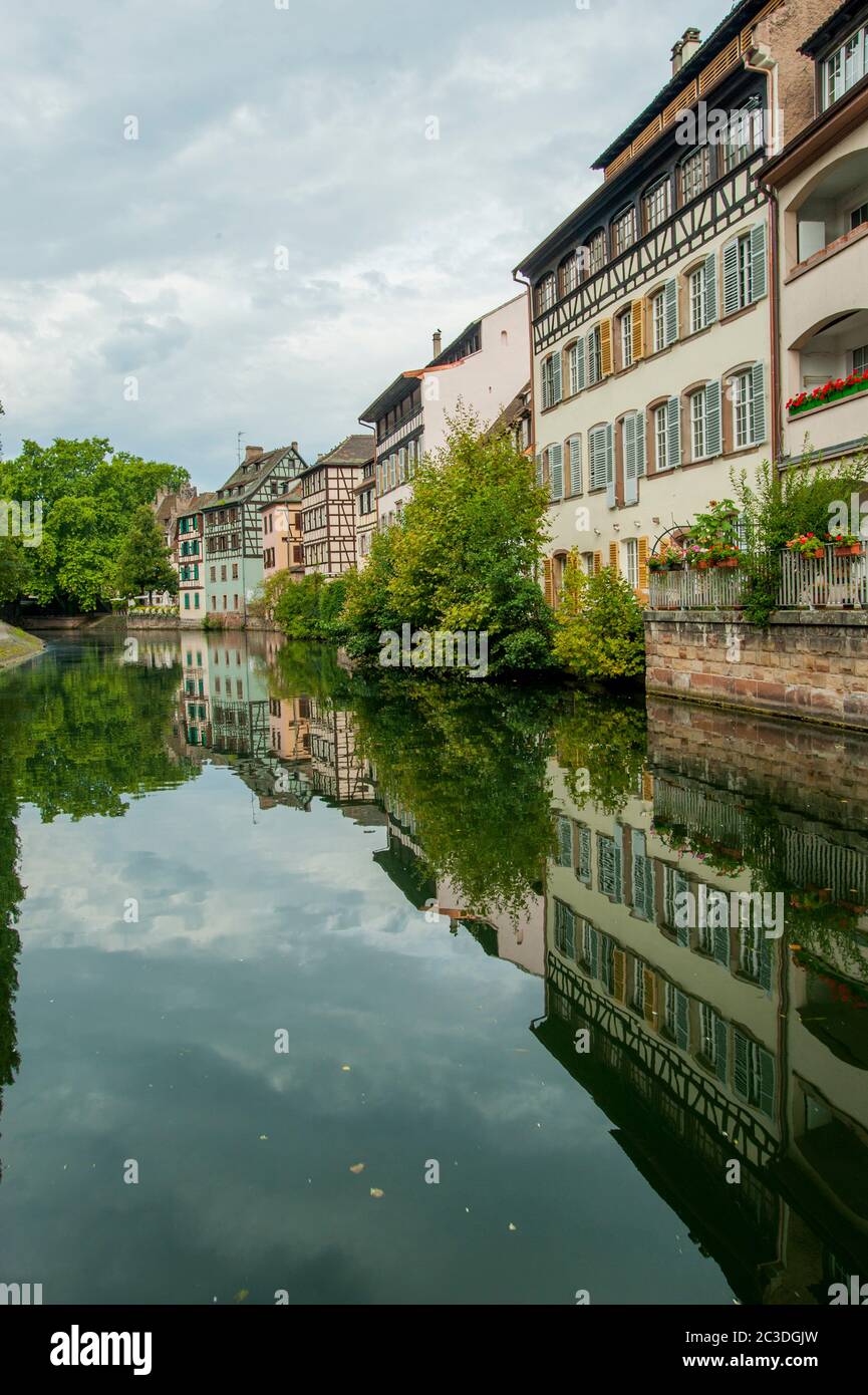 Maisons le long d'un canal dans la petite France (également connu sous le nom de quartier des Tanneurs; allemand: Gerberviertel; quartier Tanner) est un quartier historique de t Banque D'Images