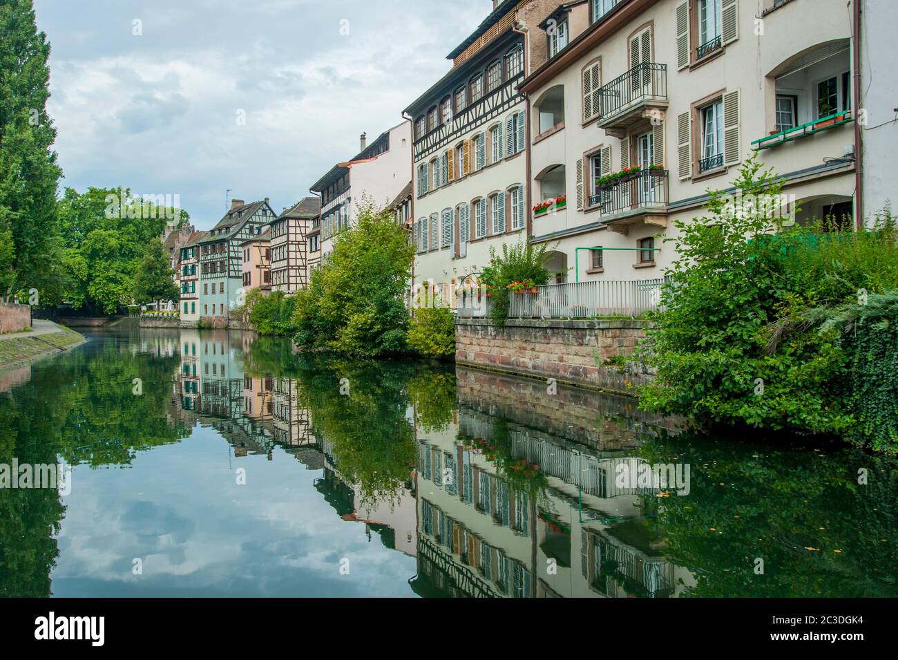 Maisons le long d'un canal dans la petite France (également connu sous le nom de quartier des Tanneurs; allemand: Gerberviertel; quartier Tanner) est un quartier historique de t Banque D'Images