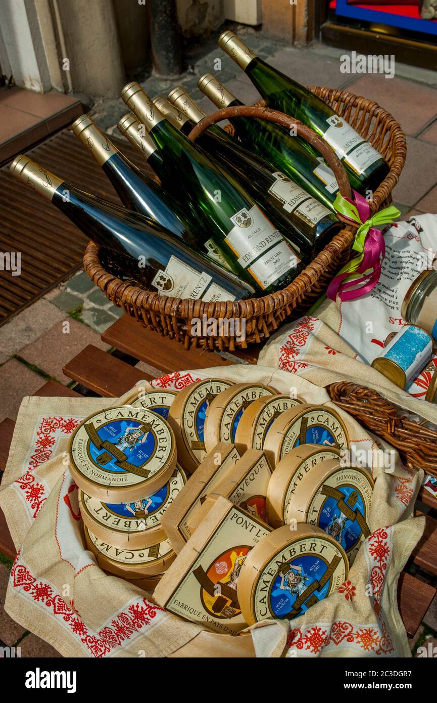 Exposition dans un magasin de vins et fromages de la ville de Strasbourg, Alsace, dans l'est de la France. Banque D'Images