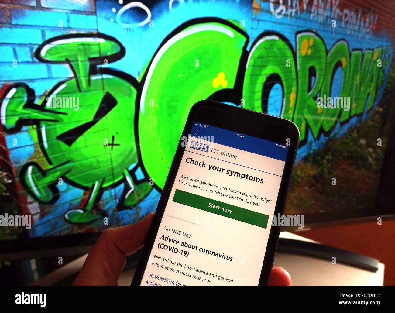 Application de suivi et trace pour smartphone coronavirus Covid19 - Vérifiez vos symptômes - NHS App TECH Banque D'Images