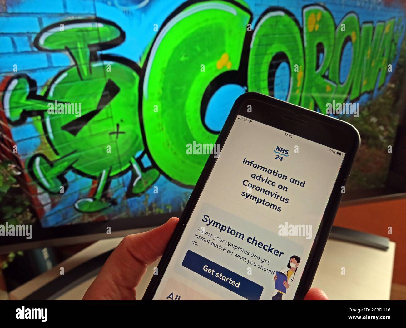Application de suivi et trace pour smartphone coronavirus Covid19 - Vérifiez vos symptômes - NHS App TECH Banque D'Images