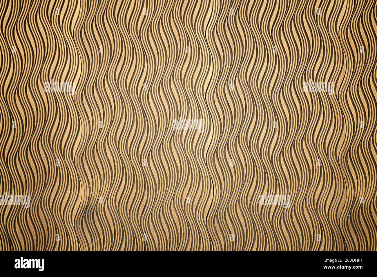 Motif ondulé abstrait. Texture ou arrière-plan de décoration dorée ondulée. Gaufrage en bois élégant Banque D'Images