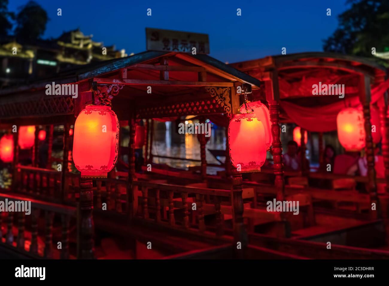 Bateaux avec lanternes Banque de photographies et d’images à haute résolution Alamy