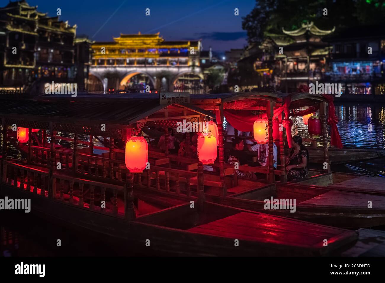 Bateaux avec lanternes Banque de photographies et d’images à haute résolution Alamy