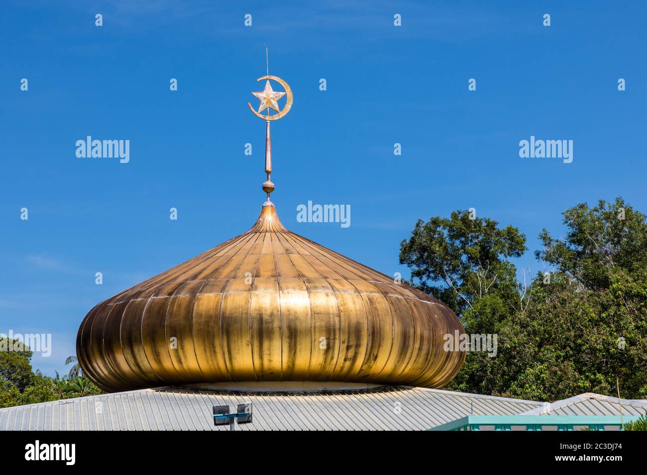 La coupole d'or d'une mosquée à Pekan Tutong, Brunei Banque D'Images