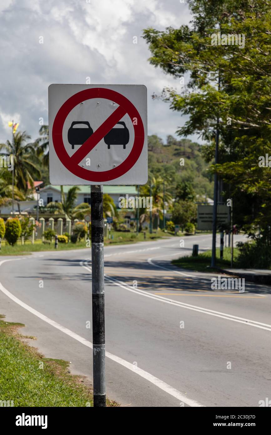 Panneau de signalisation « No Overcooing » à Pekan Tutong, Brunei Darussalam Banque D'Images