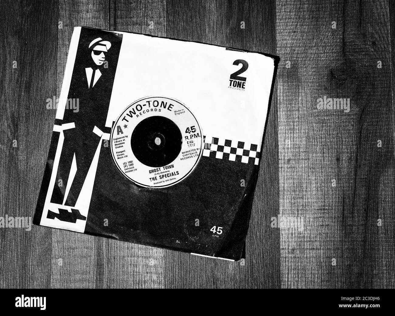 Londres, Angleterre - 21 mai 2020: Ghost Town 7 pouces single by the Specials, sorti le 12 juin 1981 par Two-Tone Records Banque D'Images