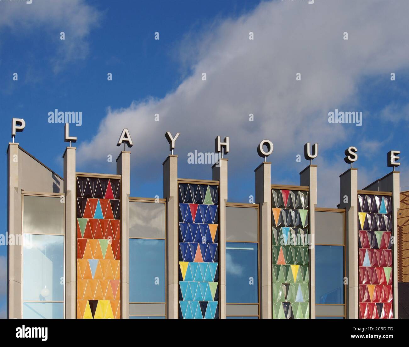 la façade colorée du nouveau théâtre du yorkshire de l'ouest, face à un ciel bleu ciel nuageux et lumineux Banque D'Images