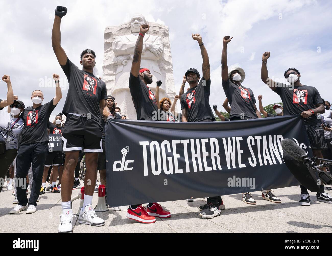 Washington, États-Unis. 19 juin 2020. Des membres des Wizards de Washington, dont Bradley Beal et John Wall, participent à un dix-septième rassemblement au Martin Luther King Jr. Memorial, le vendredi 19 juin 2020 à Washington, DC. Le dix-septième, ou 19 juin, marque la date de la fin de l'esclavage aux États-Unis. Photo de Kevin Dietsch/UPI crédit: UPI/Alay Live News Banque D'Images