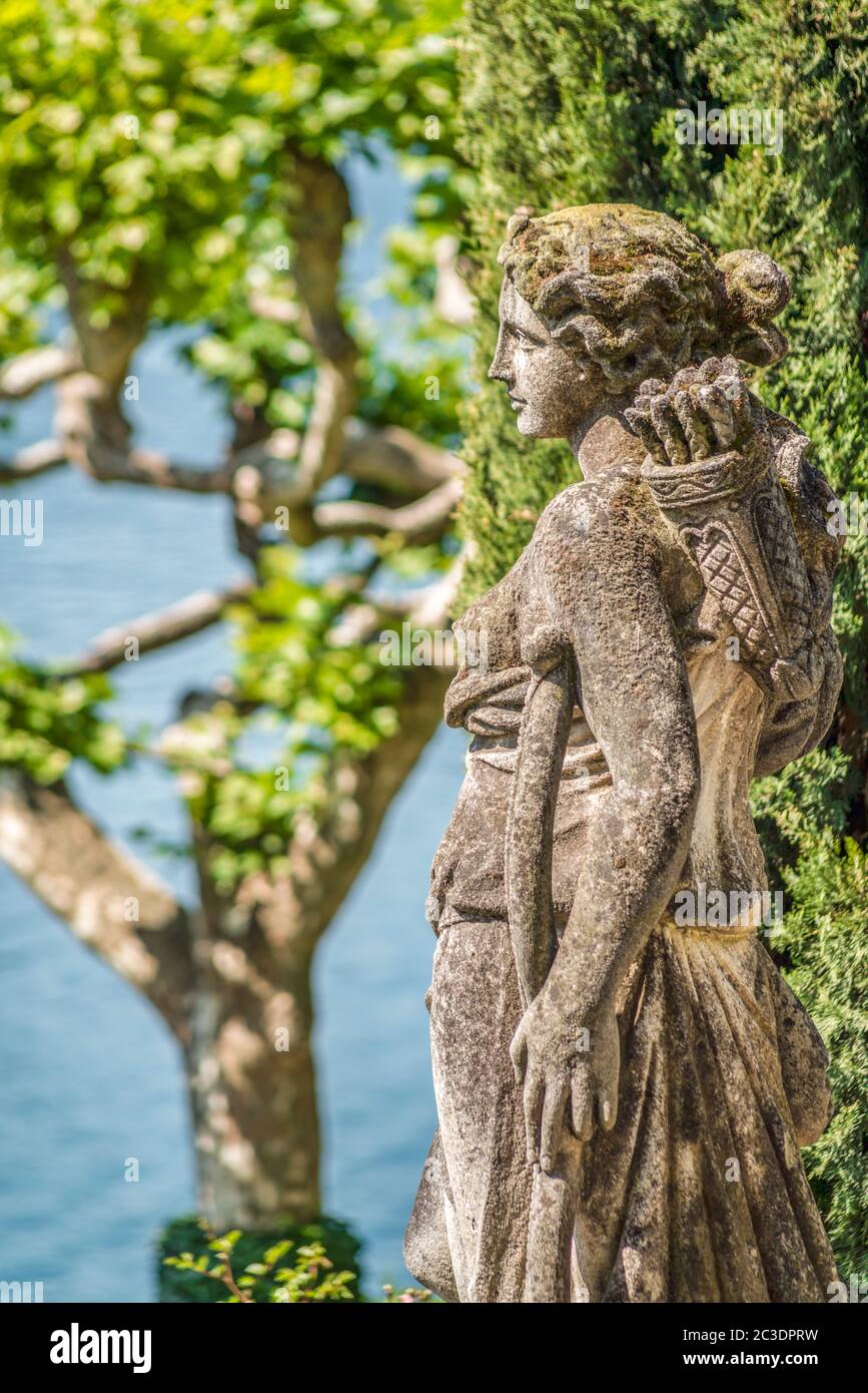 Sculpture romaine de la déesse Diana au jardin de Villa Balbianello, Lenno, Lac de Côme, Lombardie, Italie Banque D'Images