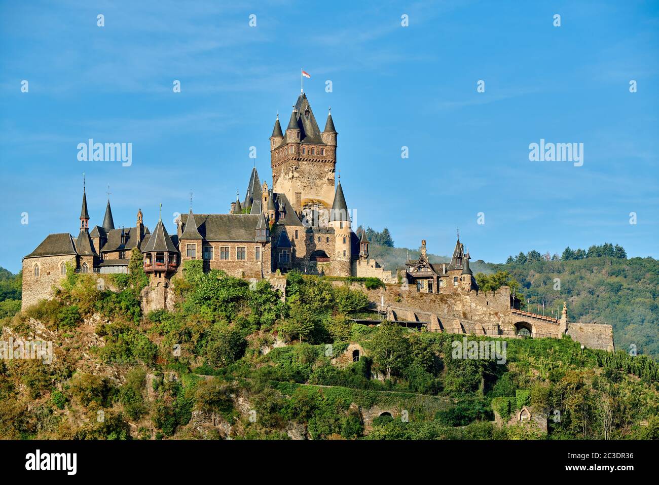 Magnifique château de Reichsburg sur une colline à Cochem, en Allemagne Banque D'Images