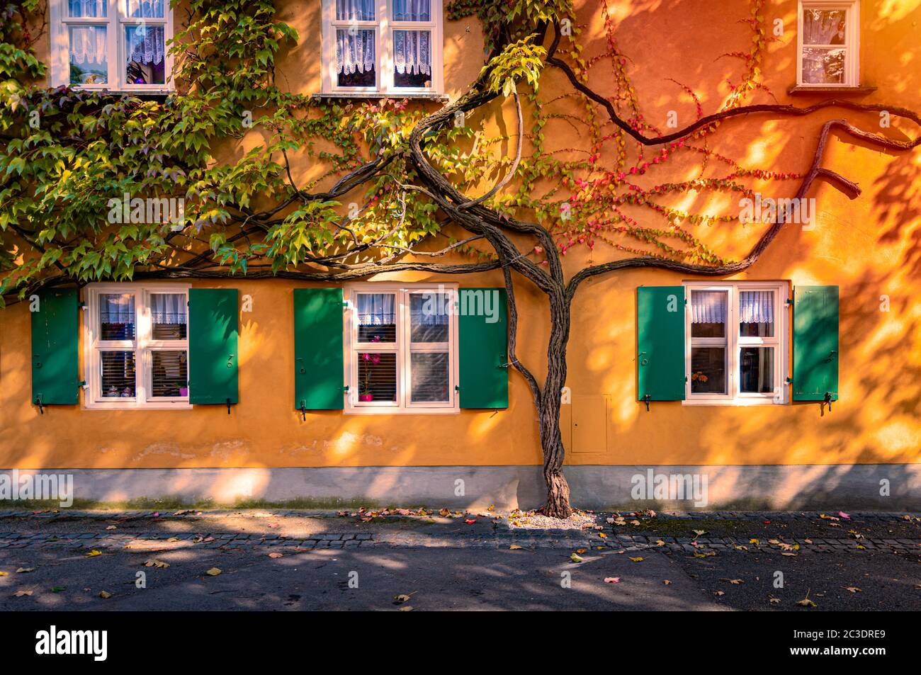 Le Fuggerei est le plus ancien complexe de logements sociaux encore en service. C'est une enclave fortifiée dans la ville d'Augsbourg, Bavière, Allemagne Banque D'Images