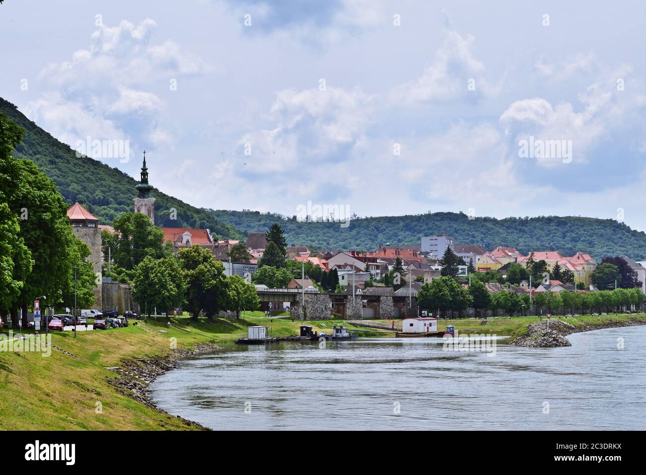 Vue sur Hainburg an der Donau, Basse-Autriche, avec église et Danube. Banque D'Images